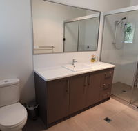 26 Satinwood Drive- Low set modern sleeps 8 - Accommodation Tasmania