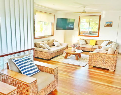 BRUNS BEACH HOUSE - Comfortable Holiday Accommodation At The Beach - Accommodation Tasmania 2