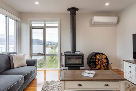 Derwent River Cottage - Tranquil Waterfront Living - Accommodation Tasmania 3