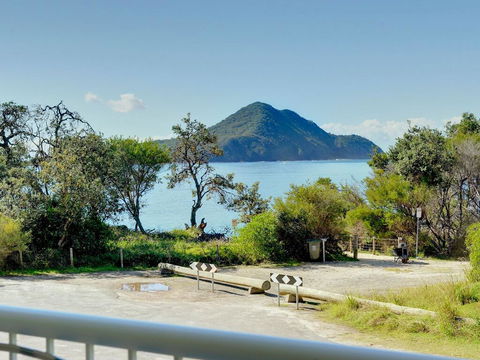 3 'Albacore', 12 Ondine Close - Waterfront, Pool, Lift & Views - Accommodation Tasmania 0