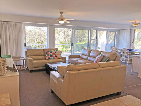 3 'Albacore', 12 Ondine Close - Waterfront, Pool, Lift & Views - Accommodation Tasmania 1