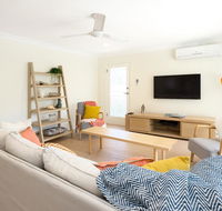 3 Bedroom Apartment Minutes from Main Beach - Accommodation Tasmania