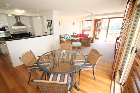3/54 Lawson St - The Palms 3 - Accommodation Tasmania 2