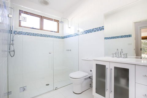 33 Bangalow - Narrawallee's Beautiful Bungalow - Accommodation Tasmania 3