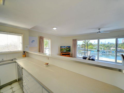 3br Broadbeach Lakefront Apartment - Accommodation Tasmania 2
