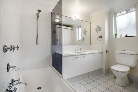 4 Cote D Azur 6 Douglas Street - Accommodation Tasmania 2