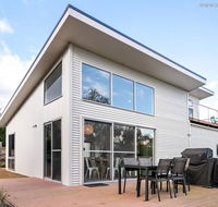 4 king or 8 single beds WiFi Netflix pet friendly - Accommodation Tasmania