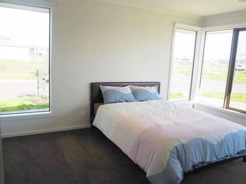 5Bed 2Bath Family House In Werribee - Accommodation Tasmania 2