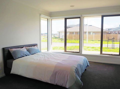 5Bed 2Bath Family House In Werribee - Accommodation Tasmania 1