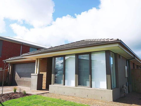 5Bed 2Bath Family House In Werribee - Accommodation Tasmania 0