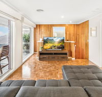 6-bed Oceanfront House with Jacuzzi Games Parking - Accommodation Tasmania