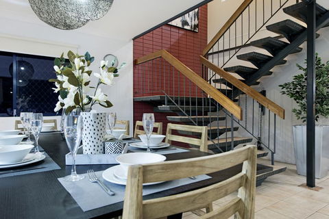 7 Bedroom Gold Coast Luxury Waterfront Home With Pool, Sleeps 20! - Accommodation Tasmania 3