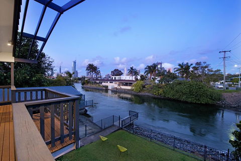 7 Bedroom Gold Coast Luxury Waterfront Home With Pool, Sleeps 20! - Accommodation Tasmania 2