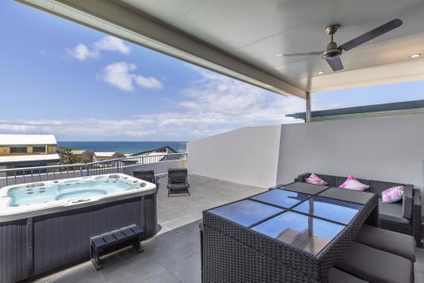 Absolute Beachfront Penthouse, Castaways Beach - Accommodation Tasmania 1