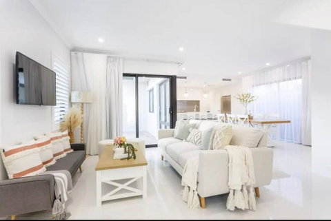 East Vic Park Luxe New Home - Accommodation Tasmania 0