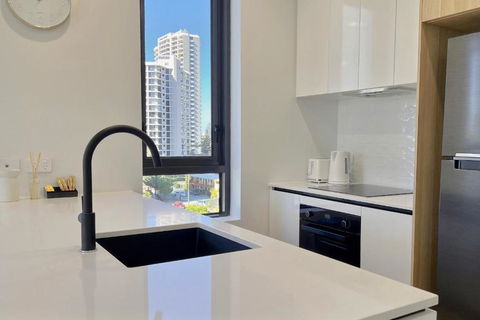 E.S. Surfers Paradise - Accommodation Tasmania 2
