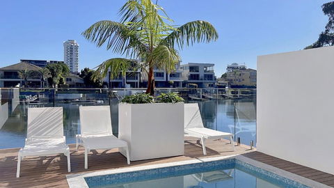 E.S. Surfers Paradise - Accommodation Tasmania 0