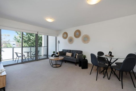 Elegant 2-Bed Apartment With Balcony - Accommodation Tasmania 1