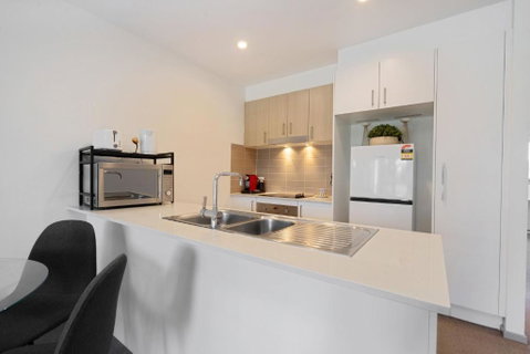 Elegant 2-Bed Apartment With Balcony - Accommodation Tasmania 3