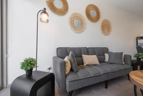 Elegant 2-Bed Apartment With Balcony - Accommodation Tasmania 0