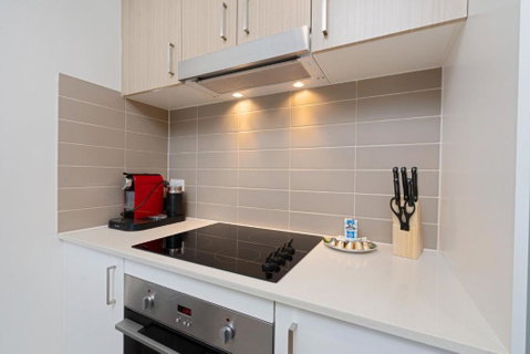 Elegant 2-Bed Apartment With Balcony - Accommodation Tasmania 4