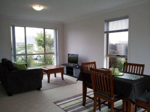 Entire 2BR Sunny House @Franklin, Canberra - Accommodation Tasmania 0