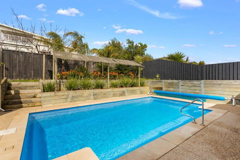 Family W Large Pool & Game Garage Wlk To Beach - Accommodation Tasmania 0