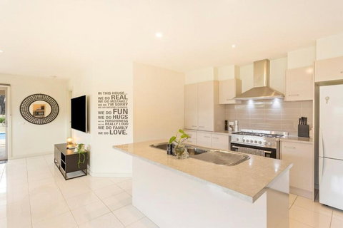 Family W Large Pool & Game Garage Wlk To Beach - Accommodation Tasmania 4