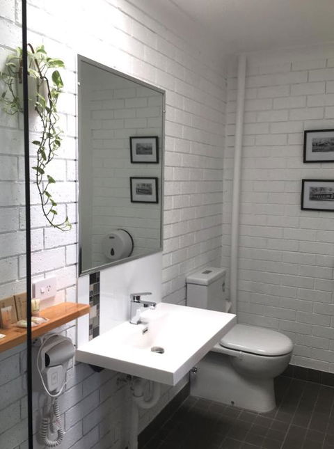Gin Gin Village Motor Inn Motel QLD - Accommodation Tasmania 4