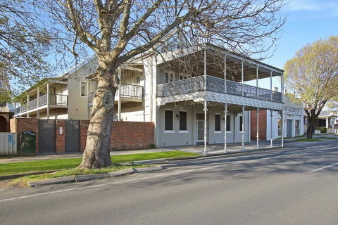 Albury Suites - Waterstreet - Accommodation Tasmania 1