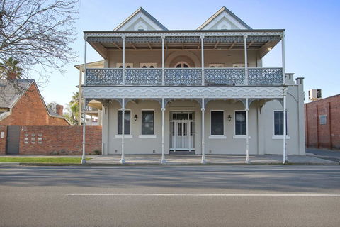 Albury Suites - Waterstreet - Accommodation Tasmania 0