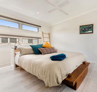 Alice's Palace 2-minute walk to lifeguard patrolled surf beach - Accommodation Tasmania