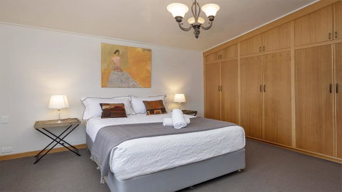 Alpine House - Views Over Lake Jindabyne And The Snowy Mountains - Accommodation Tasmania 3