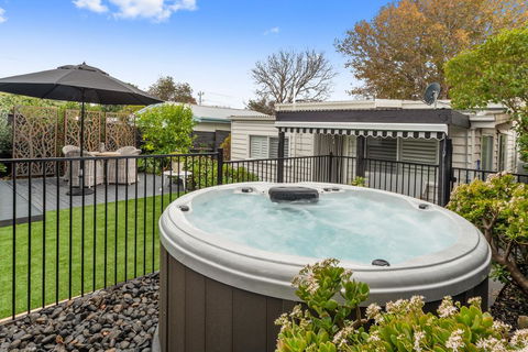 Amber Cottage, Luxury Seaside Retreat With Outdoor Spa! - Accommodation Tasmania 1