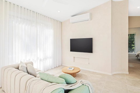 Luxurious Mediterranean-Inspired Guesthouse - Accommodation Tasmania 3