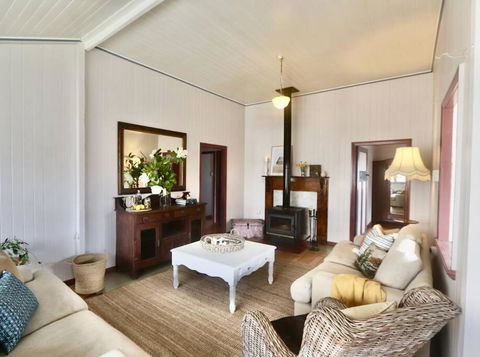 MAGNOLIA HOUSE ON THE CREEK - STANTHORPE - Accommodation Tasmania 1