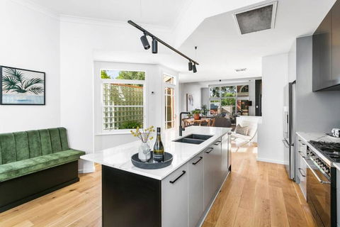 MANHATTAN STYLE 3 STORY LUXURY IN ST PETERS - Accommodation Tasmania 0