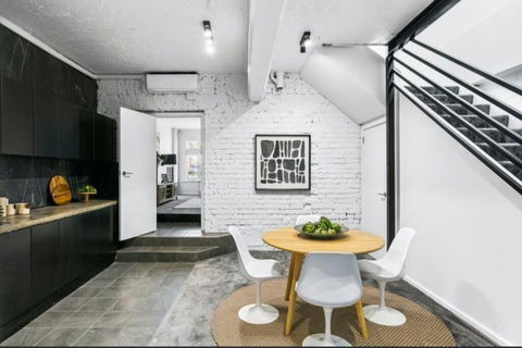 MANHATTAN STYLE 3 STORY LUXURY IN ST PETERS - Accommodation Tasmania 1