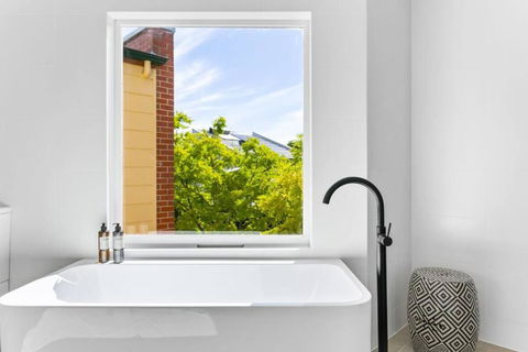 MANHATTAN STYLE 3 STORY LUXURY IN ST PETERS - Accommodation Tasmania 2