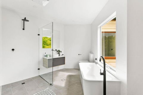 MANHATTAN STYLE 3 STORY LUXURY IN ST PETERS - Accommodation Tasmania 3