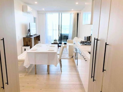 M-city Shopping Center Apartment - Executive Twin King Ensuites - Fully Equipped - Free Parking, Fast Wifi, Smart TV, Netflix, Complementary Drinks & Amenities - Clayton 3168 - Accommodation Tasmania 0