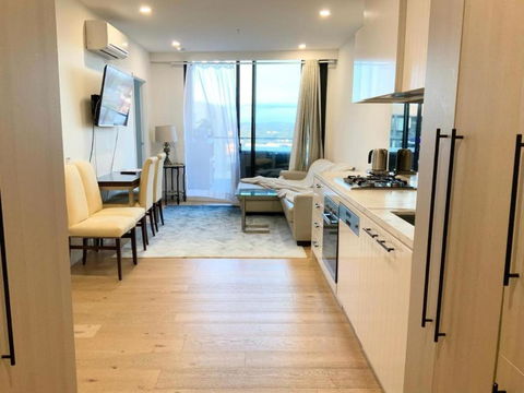M-city Shopping Center Apartment - Executive Twin King Ensuites - Fully Equipped - Free Parking, Fast Wifi, Smart TV, Netflix, Complementary Drinks & Amenities - Clayton 3168 - Accommodation Tasmania 1