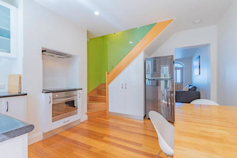 MELVINGTON BOUTIQUE APARTMENT IN HOBART CBD O - Accommodation Tasmania 2