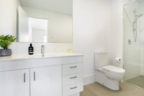 Minimalist Penthouse Condo With Skyline Vistas - Accommodation Tasmania 3