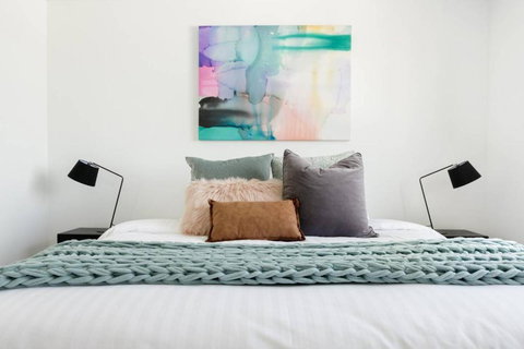 Minimalist Penthouse Condo With Skyline Vistas - Accommodation Tasmania 1