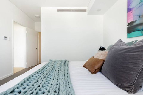 Minimalist Penthouse Condo With Skyline Vistas - Accommodation Tasmania 2