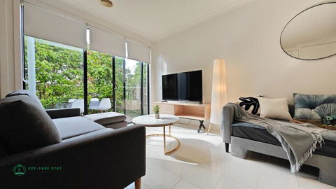 Modern 2-Bedroom Townhouse Near DFO & RMIT - Accommodation Tasmania 0
