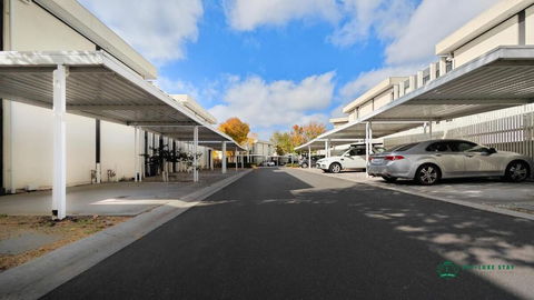 Modern 2-Bedroom Townhouse Near DFO & RMIT - Accommodation Tasmania 2
