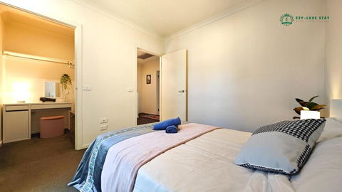 Modern 2-Bedroom Townhouse Near DFO & RMIT - Accommodation Tasmania 3