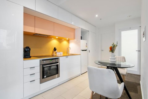 Modern 2BR Apt W City Views, Balcony & Wi-Fi - Accommodation Tasmania 1